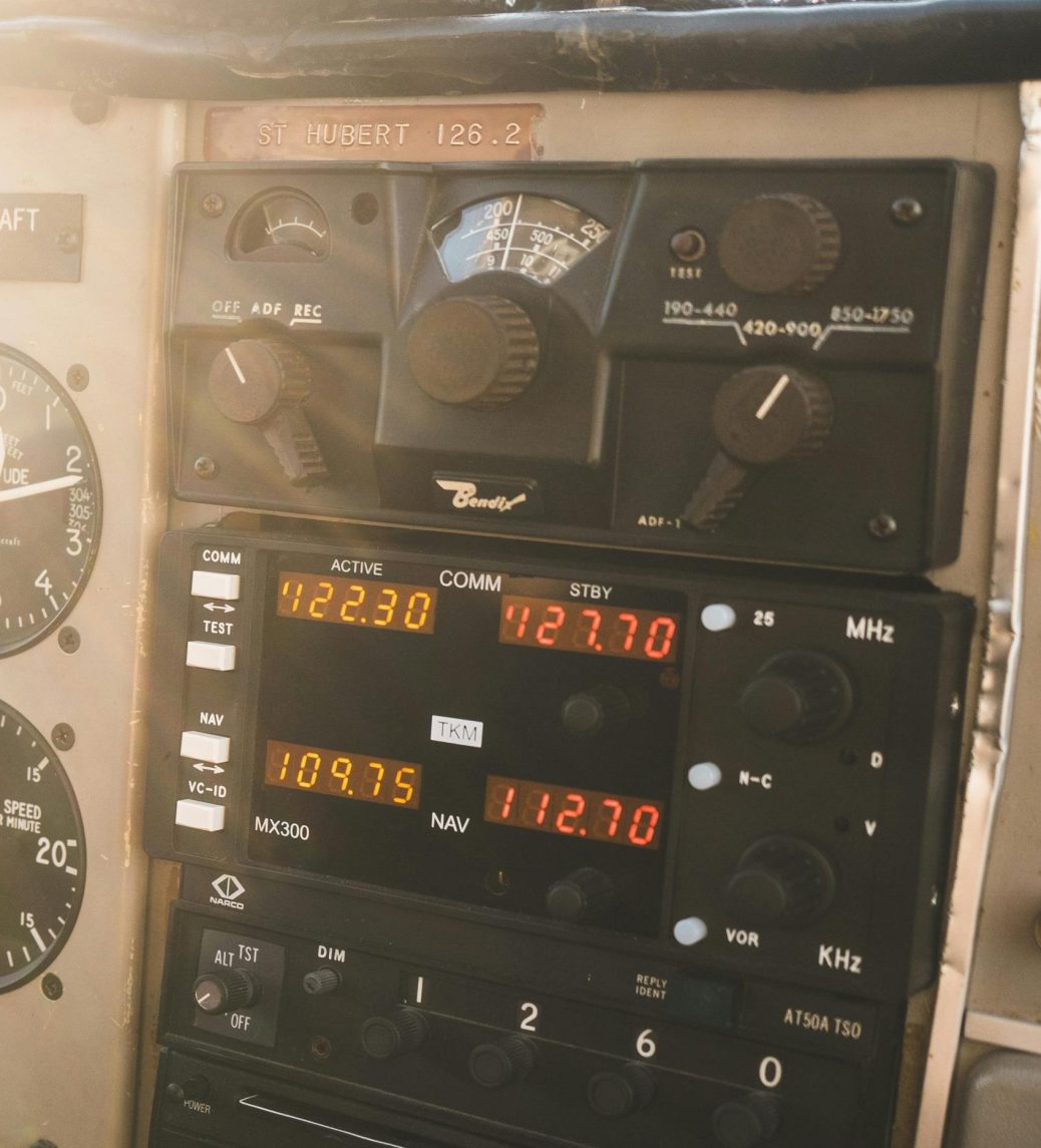 Frecuencias de radio en aviación: Guía completa para pilotos y ...